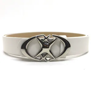 Vue détaillée d'une ceinture chic en cuir blanc avec une boucle argentée élégante et unique.