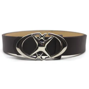 Ceinture en cuir marron foncé avec boucle métallique argentée pour jeans élégants.