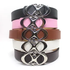 Couture ceinture tendance pour femme avec boucle d'étoile en métal et lanière en cuir.