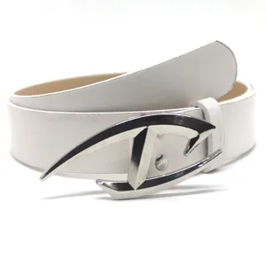 Cinturón de piel blanca con hebilla D metálica distintiva, diseño minimalista y elegante para vaqueros.
