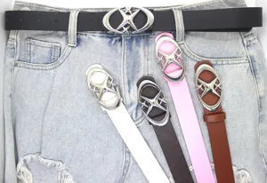 Vue détaillée de la ceinture en cuir élégante dotée d'une boucle étoile en métal unique.