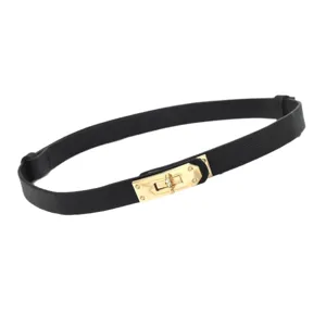 Elegante smalle lederen riem met metalen sluiting stijlvol accessorio voor damespakken