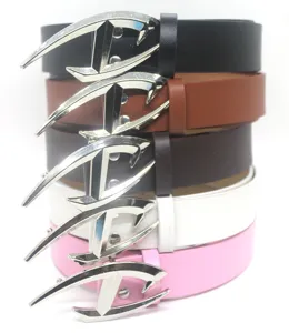 Conjunto de cinturones de mujer elegantes con hebilla metálica única en cinco colores.
