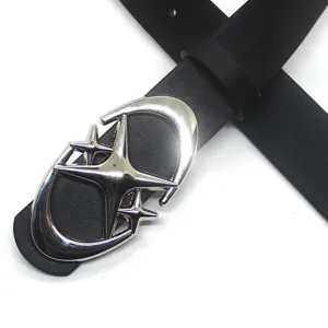 Ceinture en cuir noir avec une élégante boucle en métal lune croissante et étoile