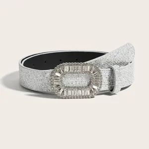 Vue détaillée d'une ceinture large étincelante en strass argenté avec boucle en cristal.