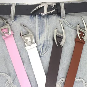 Nueva correa de cuero para mujer elegante hebilla metálica versátil jeans de moda