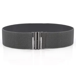 Vue de détail de la ceinture élastique large pour femme en gris foncé avec boucle métal.