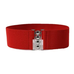 Nahaufnahme des roten elastischen Taillengürtels mit silberner Metallschnalle und Perlen.