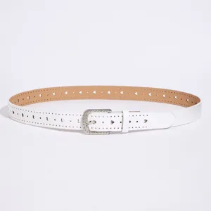 Cinturón de mujer de cuero PU blanco con recortes de corazones y hebilla de diamantes.