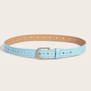 Cinturón de mujer azul claro con recortes de corazón y hebilla de diamantes de imitación