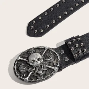 Gros plan sur une ceinture punk en cuir noir avec clous métalliques et boucle tête de mort.