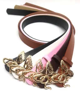 Detaillierte Nahaufnahme von bunten Mode-Ledergürteln mit goldenen Schlangen-Schmetterlings-Schnallen.