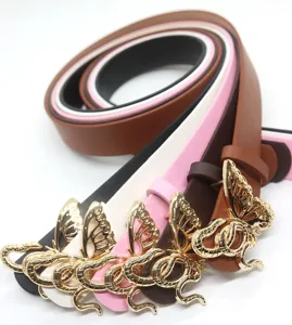 Nahaufnahme von Damen Ledergürteln mit goldenen Schmetterling und Schlangen Schnallen.