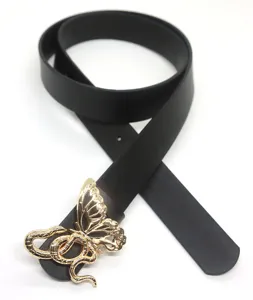 Schwarzer Ledergürtel mit goldener Schlangen und Schmetterling Schnalle im Detail.