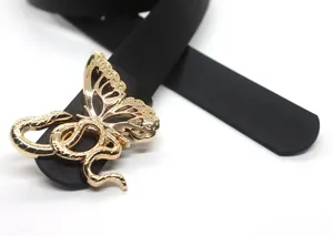 Schwarzer Ledergürtel mit goldener Schlangen- und Schmetterlingsschließe für Damen.