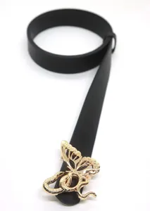 Details des schwarzen Ledergürtels mit einzigartiger goldener Schlangen-Schmetterlings-Schließe.