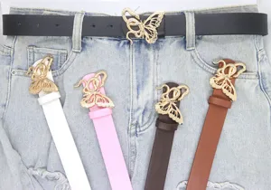 Detailansicht stilvoller Damen Gürtel mit goldener Schlangen Schmetterling Schnalle Jeans.