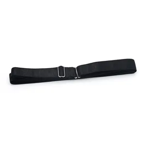 Vue détaillée de la ceinture élastique noire pour chemise avec boucles en métal.