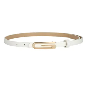 Cinturón fino blanco minimalista para mujer con elegante hebilla dorada para vestidos y pantalones.