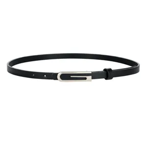 Cinturón de cuero negro fino y minimalista para mujer, accesorio clásico versátil para vestidos.