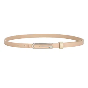 Fino cinturón de cuero beige para mujer, hebilla metálica minimalista para vestidos y pantalones.
