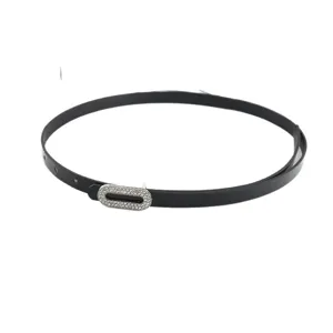Ceinture fine noire élégante pour femme avec boucle ovale en strass étincelante pour robes.