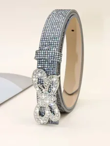 Detalle de cinturón de mujer con pedrería brillante y hebilla de cristal elegante y chic.