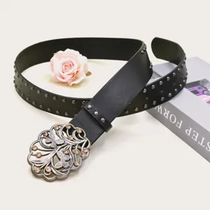 Cintura in pelle nera in stile punk con borchie metalliche e fibbia decorativa con strass.