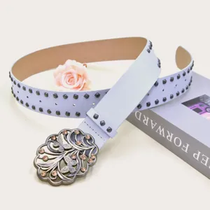 Cintura in pelle con borchie e fibbia con strass a farfalla per un tocco elegante e chic.