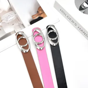 Gedetailleerd overzicht van trendy dames Y2K riem met zilveren dubbele ovale gespen en leer.