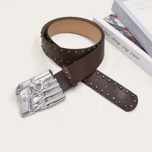 Λεπτομερής λήψη καφέ δερμάτινης ζώνης PU με τρουκς και ασημένια μεταλλική αγκράφα πιστόλι.
