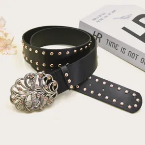 Vista dettagliata della cintura in pelle nera con borchie punk e fibbia a farfalla vintage.