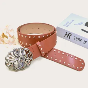 Cintura in pelle marrone con fibbia a farfalla e rivetti metallici, accessorio casual punk.
