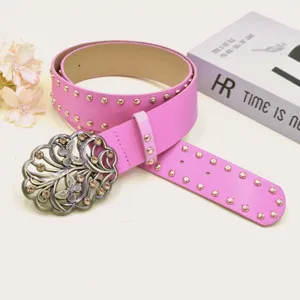 Elegante cintura in pelle rosa da donna con rivetti in metallo e fibbia farfalla vintage.