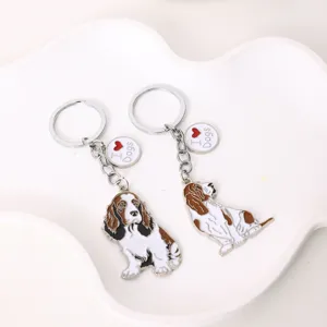 Porte-clés chien en métal, vue détaillée avec charmant chiot et joli pendentif amour.