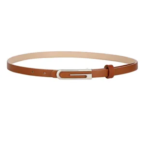 Cinturón fino de cuero marrón para mujer minimalista con elegante hebilla de metal plateado.