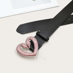 Schwarzer Ledergürtel mit funkelnder rosa Strass-Schwan-Herz-Schnalle, stilvoll und modern.