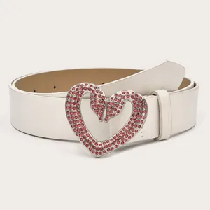 Weißer Ledergürtel mit einer funkelnden rosa Strass Herzschließe für modische Damen.