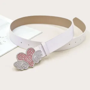 Nahaufnahme Detail der weißen Strass Herz Engelsflügel Gürtelschnalle Y2K Mode Accessoire.