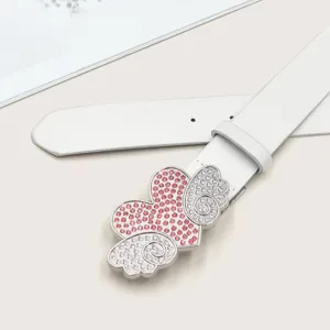 Detailansicht des eleganten weißen Ledergürtels mit funkelnder Strass Herz Flügel Schnalle.