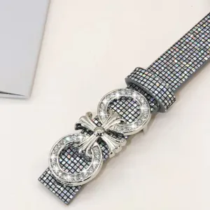 Cinturón de mujer con brillantes de estrás y hebilla metálica de cruz para un estilo único.