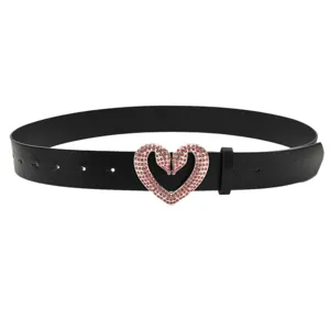 Schicker schwarzer Ledergürtel mit funkelnder rosa Strass-Herzschließe für Damenmode.