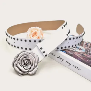 Ceinture en cuir punk blanche avec boucle rose métal vintage et rivets pour femmes.