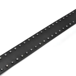 Ceinture punk en cuir noir avec deux rangées de rivets métalliques pour un style audacieux.