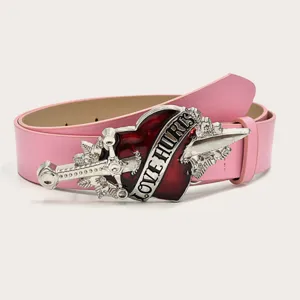 Cintura da donna rosa punk con fibbia a forma di cuore trafitto da pugnale e scritta.