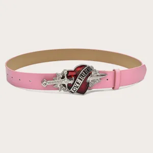 Cintura rosa punk cuore pugnale da donna, accessorio di moda in pelle streetwear con fibbia.
