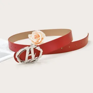Rode lederen riem met ovale metalen lettergesp, stijlvol mode-accessoire voor jeans en jurken.