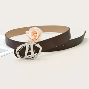 Bruine lederen riem met stijlvolle zilveren ovale letter metalen gesp voor jeans en jurken.