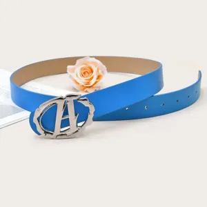 Blauwe lederen riem met stijlvolle ovale metalen letter gesp voor dames mode broek accessoires