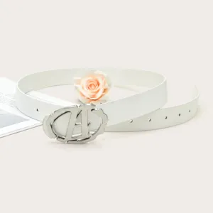 Witte leren damesriem met stijlvolle zilveren lettergesp en elegante roos als accessoire.